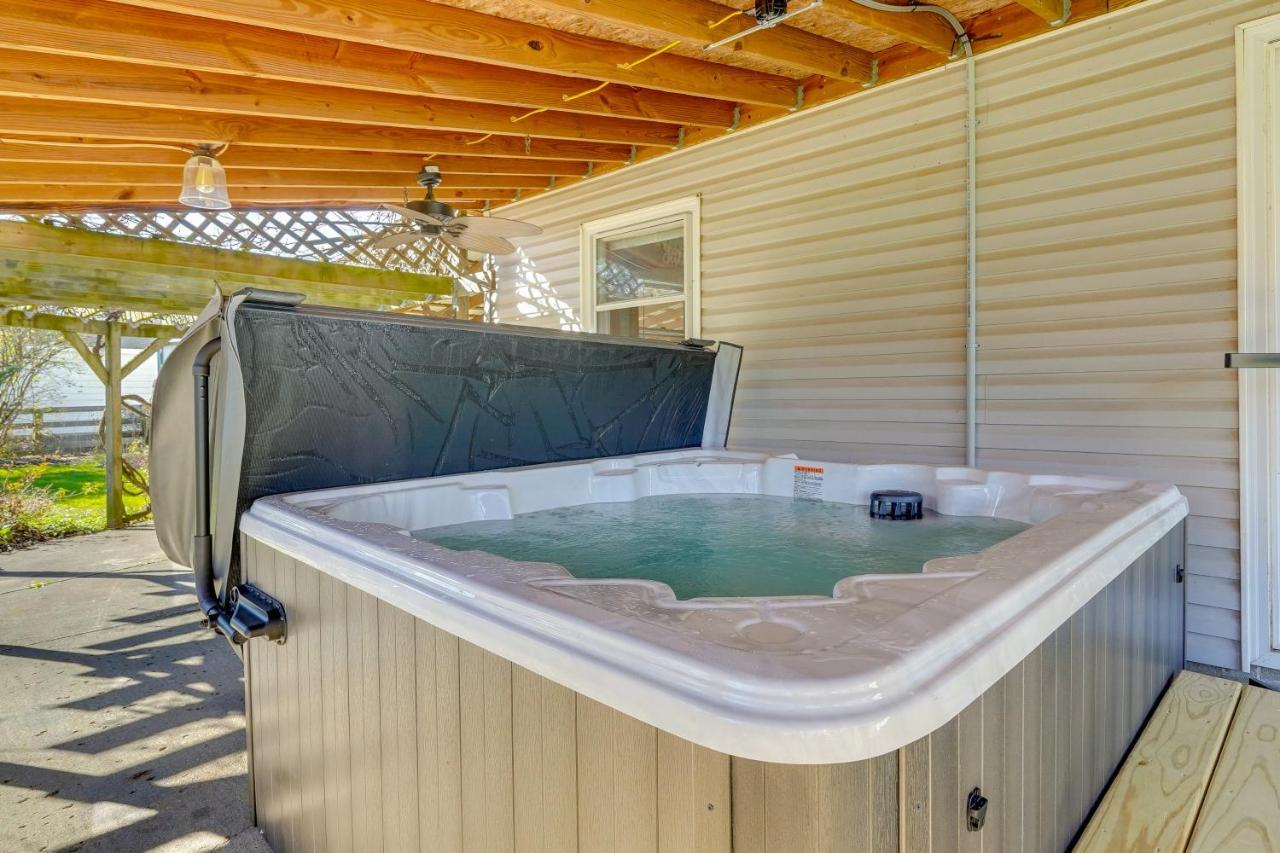 Hocking Hills Hideaway With Hot Tub And Fire Pit! Villa Logan Exteriör bild