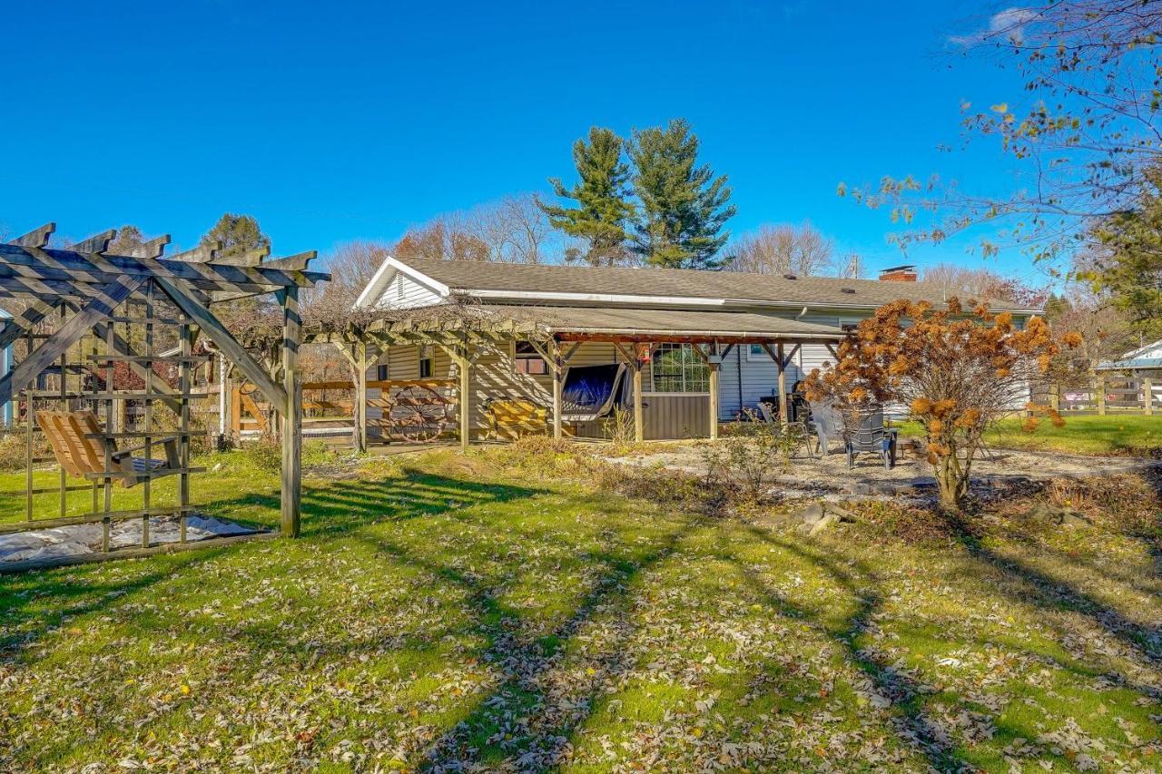 Hocking Hills Hideaway With Hot Tub And Fire Pit! Villa Logan Exteriör bild