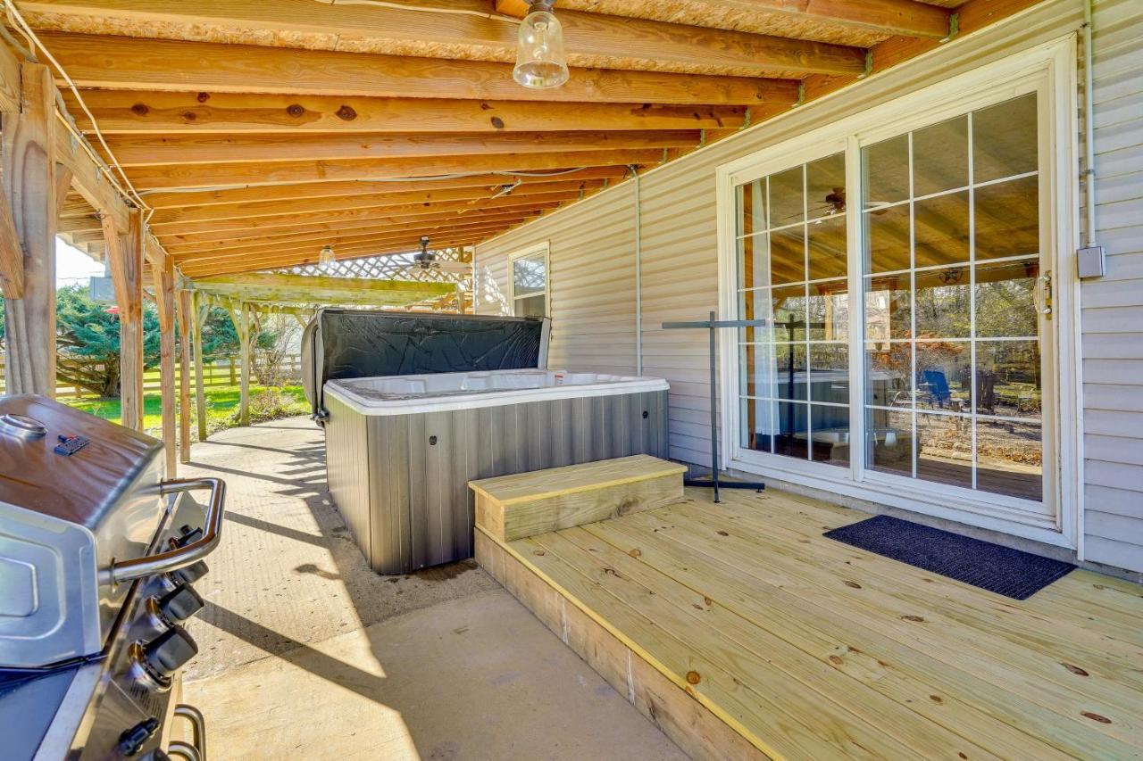 Hocking Hills Hideaway With Hot Tub And Fire Pit! Villa Logan Exteriör bild
