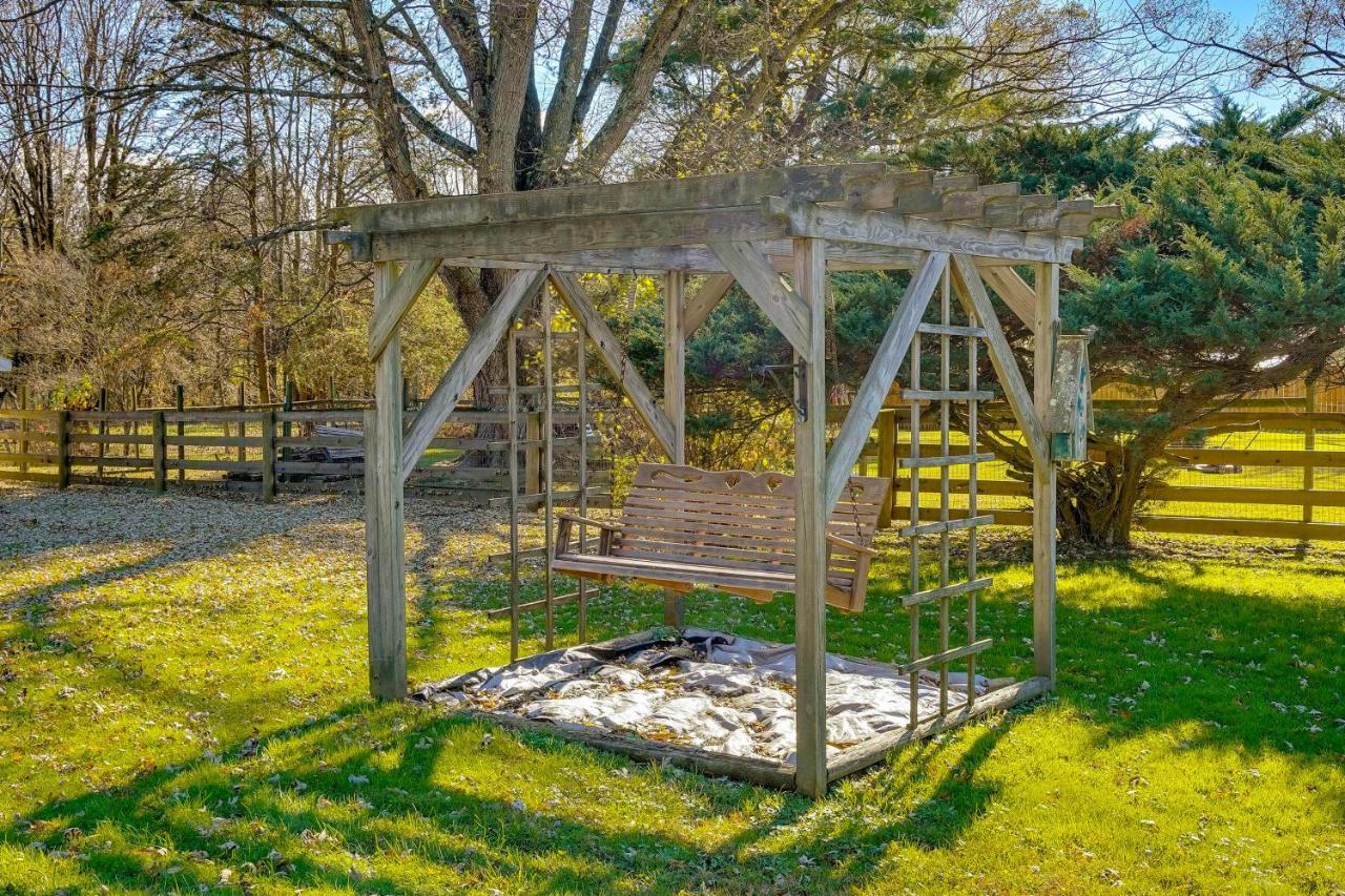 Hocking Hills Hideaway With Hot Tub And Fire Pit! Villa Logan Exteriör bild